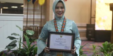 Zelda Naturi Nukman Terima Penghargaan Desa Singer