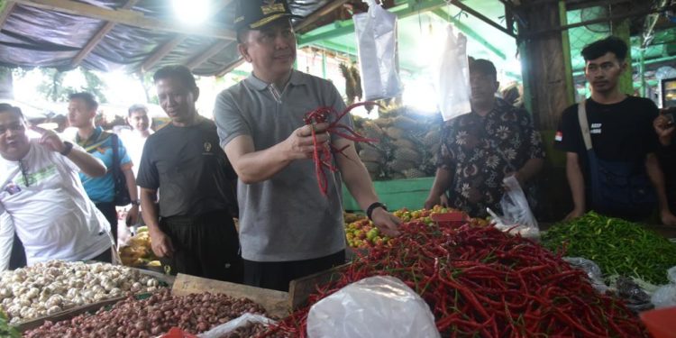 Pj Gubernur Sumsel, Pangdam II Sriwijaya dan Pj Walikota Lubuk Linggau Gelar Pasar Murah