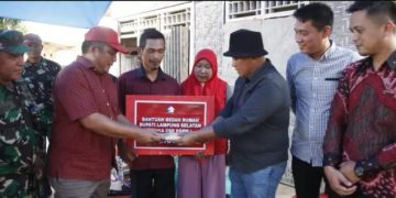 Bupati Lampung Selatan H. Nanang Ermanto Salurkan Bantuan Bedah Rumah