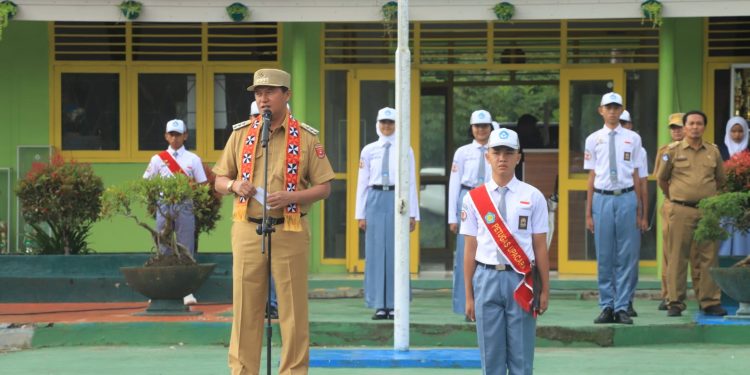 Hadir di SMAN 1 Liwa, Pj. Bupati Lambar Jadi Pembina Upacara: Ingatkan Siswa Bijak Bermedia Sosial
