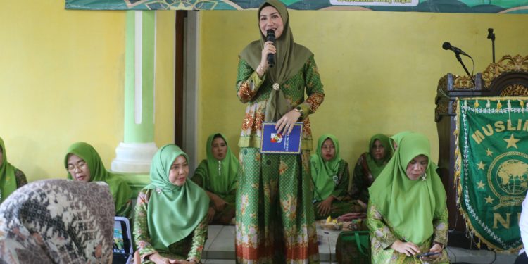 Hj Devriyana Marda Ardian Ikuti Pengajian Triwulan Muslimat NU