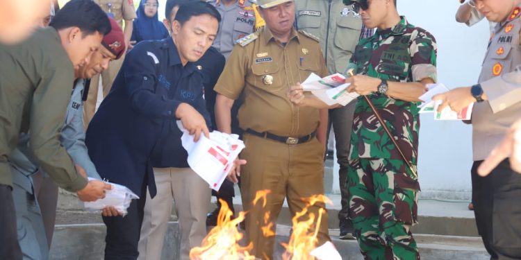 Pj. Bupati Nukman Lakukan Pemusnahan Kelebihan Surat Suara Pemilu dan Meninjau Kesiapan TPS di Tiga Kecamatan