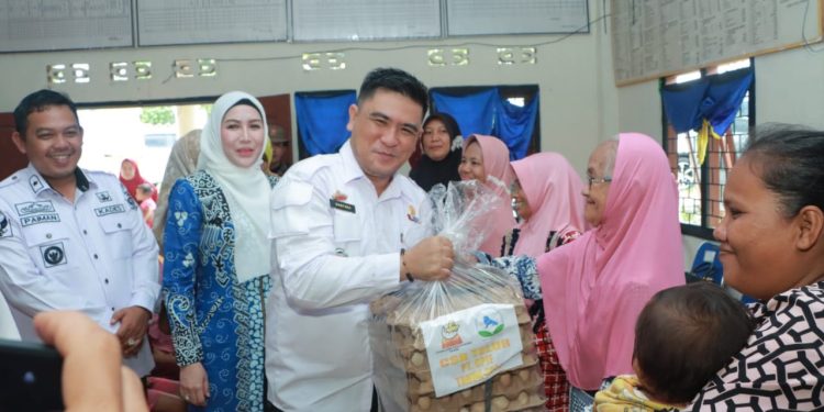 Hj. Devriyana Marda Ardian.S.Kom Adakan Kegiatan Bakti Sosial