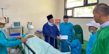 Drs Nukman MM Besuk Samanan di RSUD Alimuddin Umar