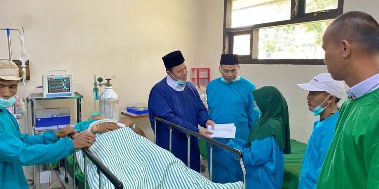 Drs Nukman MM Besuk Samanan di RSUD Alimuddin Umar