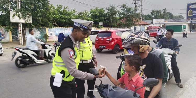 Satlantas Polres Tulang Bawang Barat Gelar Bagi Takjil Bagi Pengguna Jalan
