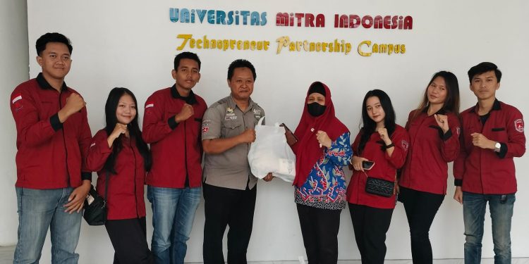 HIMAKUM UMITRA Maknai Ramadan dengan Pembagian Sembako ke Masyarakat Sekitar Kampus