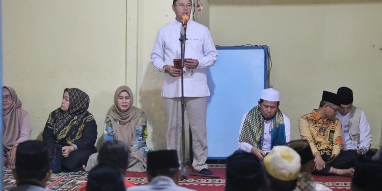 Lakukan Safari Ramadhan Perdana, Pj Bupati Nukman Serahkan 50 Paket Sembako