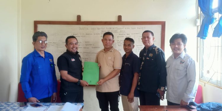 Konferkab PWI Way Kanan Panitia Terima Berkas Pendaftaran Salah Satu Calon Ketua PWI Way Kanan Periode 2024-2027