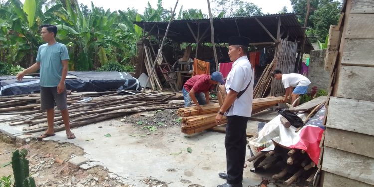 Kepala Tiyuh Penumangan Saikuddin Salurkan Bantuan Material Rehab Rumah