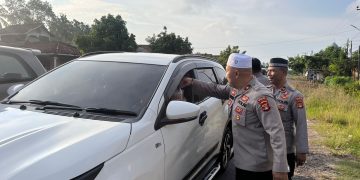 Kapolsek Tulang Bawang Tengah Pimpin Bagi Bagi Takjil di Bulan Ramadhan