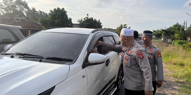 Kapolsek Tulang Bawang Tengah Pimpin Bagi Bagi Takjil di Bulan Ramadhan