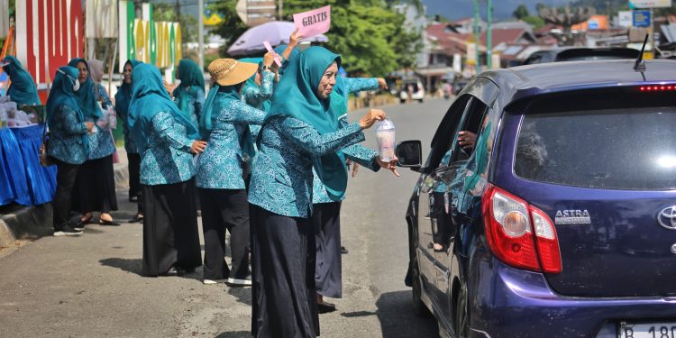 TP PKK Kabupaten Lampung Barat Bagikan 400 Takjil Kepada Pengguna Jalan