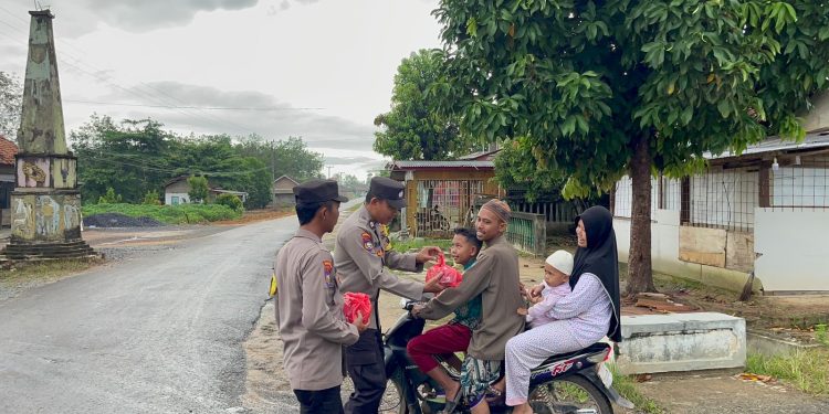 Polsek Gunung Agung Bagikan Takjil sebagai Bentuk Kedekatan dengan Masyarakat