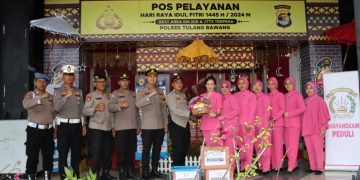 PC Bhayangkari Tulang Bawang Berikan Bingkisan Untuk Pos Pam dan Pos Yan Operasi Ketupat Krakatau 2024