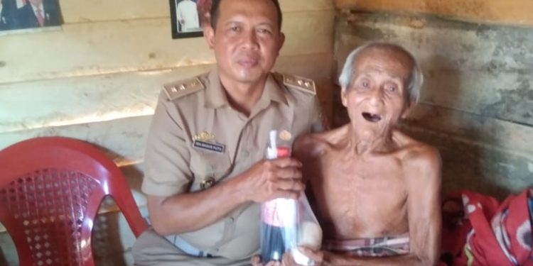Kepala Desa Pampang Tangguk Jaya Berikan THR Kepada Seluruh Warga Desanya