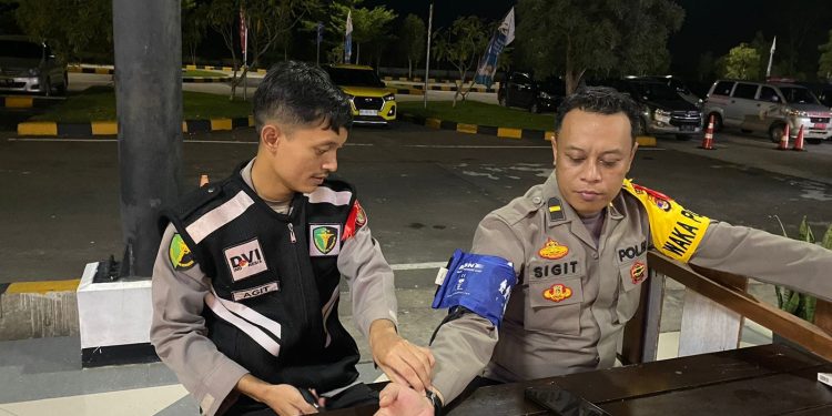 Dokkes Polres Tulang Bawang Konsisten Berikan Pelayanan Kesehatan Gratis Kepada Petugas dan Pemudik Pada Operasi Ketupat Krakatau 2024