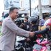 Kapolres Tulang Bawang Bercengkrama Dengan Pemudik Pada Pengawalan Gratis Arus Balik Lebaran 2024