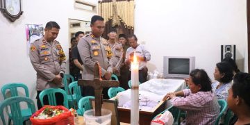 Bentuk Rasa Empati, Kapolres Tulang Bawang Melayat Langsung ke Rumah Nakes Yang MD Saat Bertugas
