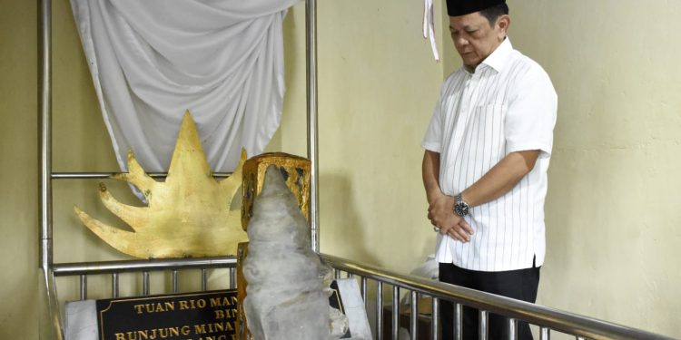 Pj Bupati Tubaba Lakukan Ziarah ke Makam Raja-raja di Tiyuh Pagar Dewa