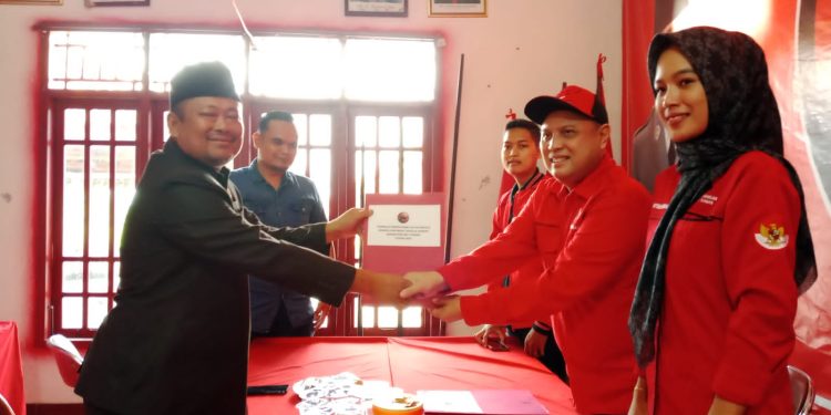 Ali Rahman Ambil Berkas Pertama Cakada dari PDI Perjuangan
