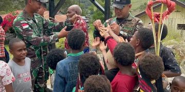 Prajurit Rusa Hitam, SATGAS Yonif 721/MKS Berikan Bantuan Lonceng untuk Gereja