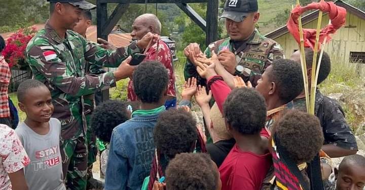 Prajurit Rusa Hitam, SATGAS Yonif 721/MKS Berikan Bantuan Lonceng untuk Gereja