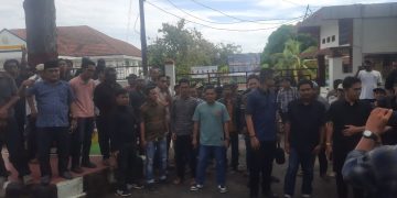 Ratusan Massa Gabungan Tiga Kampung dan Team Anti Kriminalisasi Advokat Geruduk Kejaksaan Negeri Way Kanan