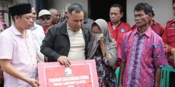 Nanang Ermanto Bantu Pembangunan Rumah Roboh di Kecamatan Ketapang