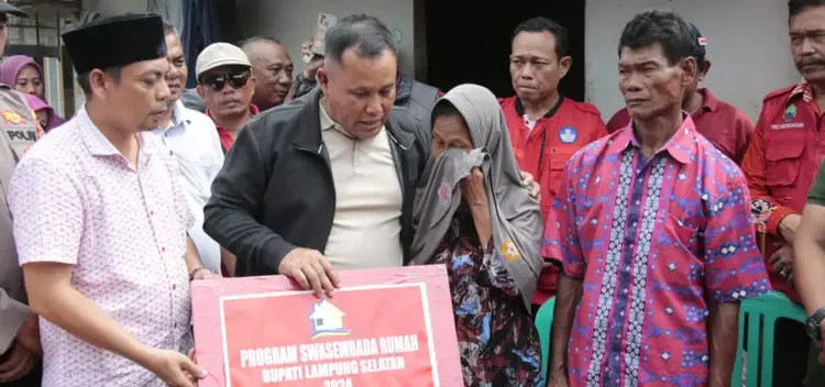 Nanang Ermanto Bantu Pembangunan Rumah Roboh di Kecamatan Ketapang
