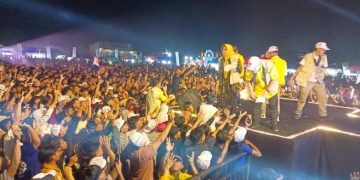 Ribuan Warga Tubaba Padati Konser Musik Gebyar Lampung Maju Bersama Hanan A Rozak