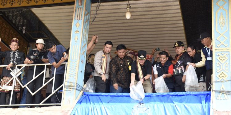 Kunjungan ke Tubaba, Gubernur Arinal Lakukan Restocking Ikan di Sungai Wai Kiri Pagar Dewa