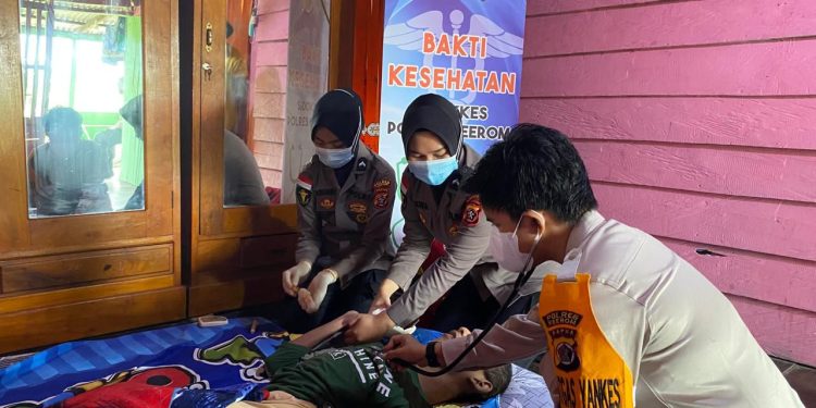 HUT Bhayangkara ke 78 Polres Keerom Gelar Bakti Kesehatan Bagi Penyandang Disabilitas