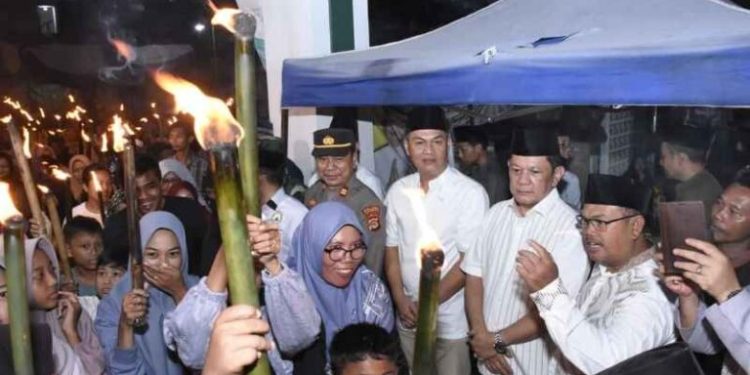 M.Firsada Melepas Peserta Pawai Takbir Keliling