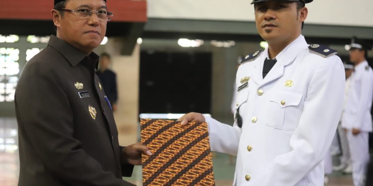 71 Peratin dan 830 LHP Lingkungan Lampung Barat Resmi Dilantik Pj Bupati Nukman