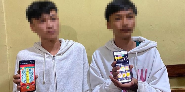 Asyik Bermain Judi Online di HP, Dua Remaja Putra Asal OKU Selatan Ditangkap Tekab 308 Presisi Polres Tuba
