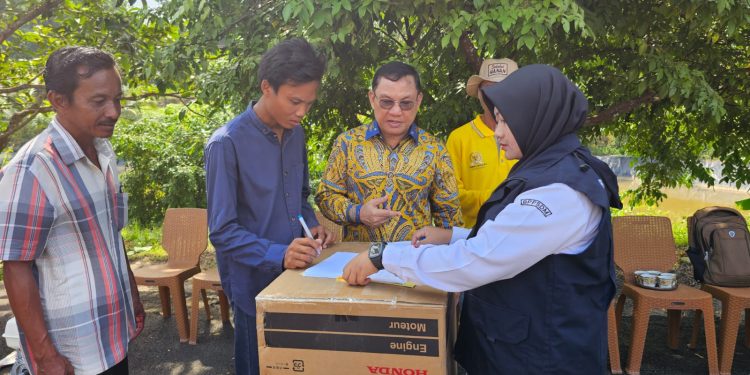 Anggota DPR RI Hanan A Rozak Serahkan Bantuan Mesin Ketinting untuk Nelayan di Way Kanan dan Tuba