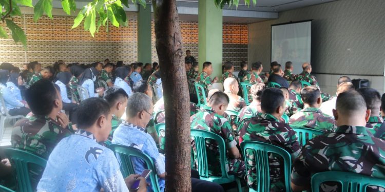 Tingkatkan Semangat Juang Prajurit,  Dandim 0410/KBL Ajak Personel Nobar Film De Oost