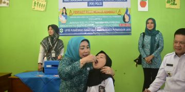 Pj Bupati dan Pj Ketua TP-PKK Tubaba Berikan Vaksin Polio Langsung Kepada Masyarakat