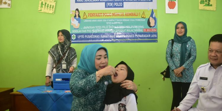 Pj Bupati dan Pj Ketua TP-PKK Tubaba Berikan Vaksin Polio Langsung Kepada Masyarakat