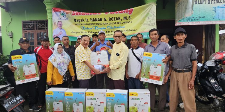 Hanan A Rozak Serahkan Ratusan Tangki Semprot Elektrik Kepada Para Petani Lamtim