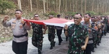 Sambut Hari Kemerdekaan RI, TNI-Polri di Bandar Lampung Menggelar Kirab Bendera 79 Meter