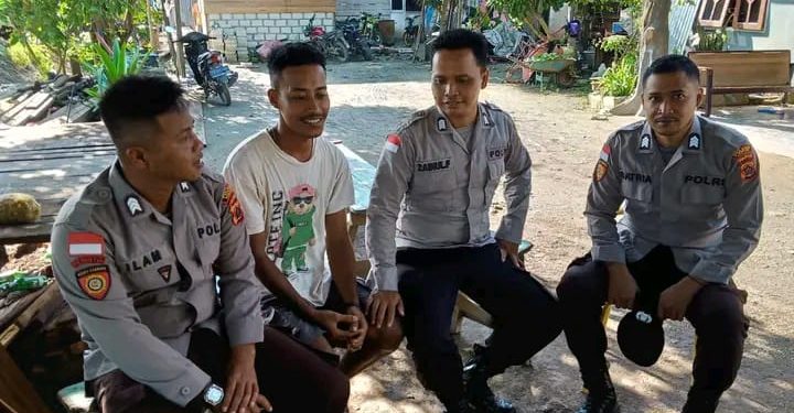 Lakukan Patroli, Polisi Ajak Warga untuk Pasang Bendera Serta Menjaga Keamanan Lingkungan Sekitar