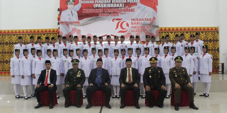 50 Anggota Paskibraka Kabupaten Lampung Barat Tahun 2024 Dikukuhkan Pj Bupati Nukman