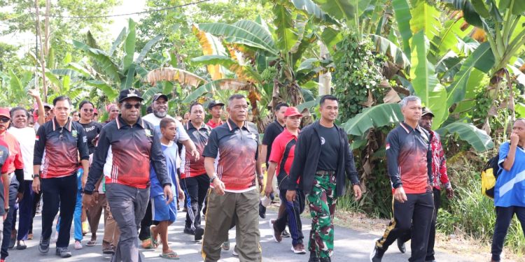 Kapolres Keerom Mengikuti Giat Jalan Santai yang Digelar Pemda Keerom.