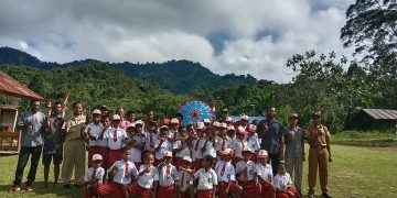 SD YPPK AKARINDA Semografi dan Masyarakat Gelar Upacara HUT RI ke 79