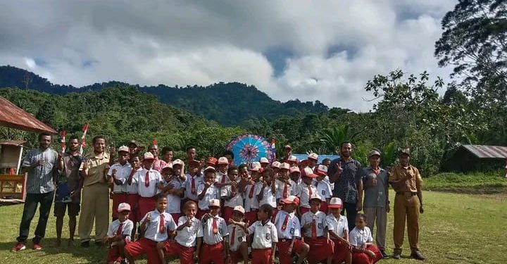 SD YPPK AKARINDA Semografi dan Masyarakat Gelar Upacara HUT RI ke 79