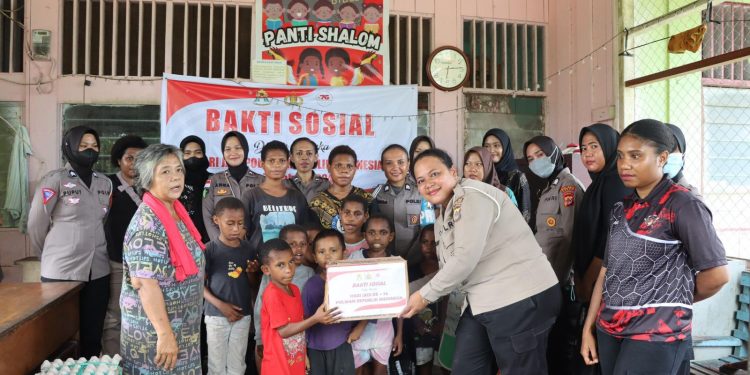 HUT POLWAN ke 76, Polwan Polres Keerom Gelar Bakti Sosial.