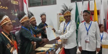 Resmi Mendaftar ke KPU Kabupaten Keerom, Piter Gusbager – Haji Daud Siap Bertarung di Pilkada
