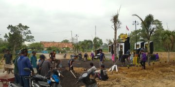 Kadek Suartane Beserta Aparatur Tiyuh Indraloka Mukti Lakukan Giat Gotong Royong